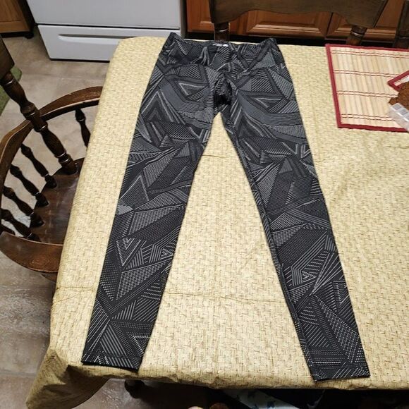Old Navy Active Black White Designed Leggings Size Women's M - Picture 1 of 2